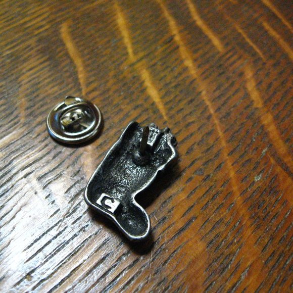 🎄 Christmas Stocking Vintage Pewter Lapel Pin - Picture 3 of 4